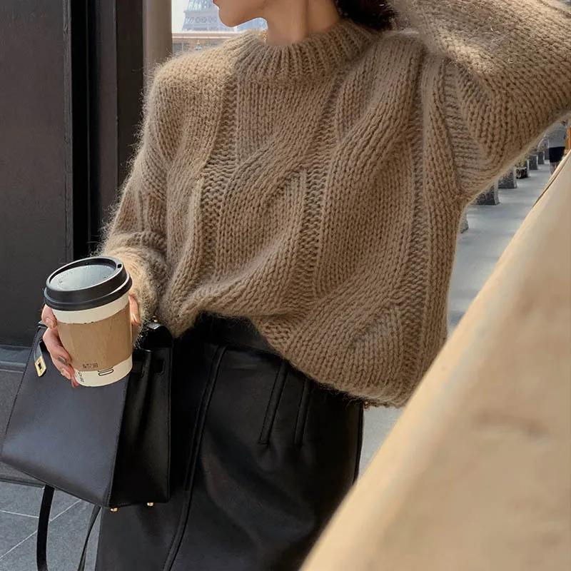 Women’s Chunky Knit Sweater With Cable Pattern And Ribbed Trim