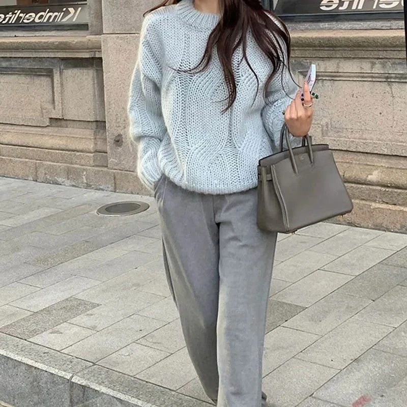 Women’s Chunky Knit Sweater With Cable Pattern And Ribbed Trim