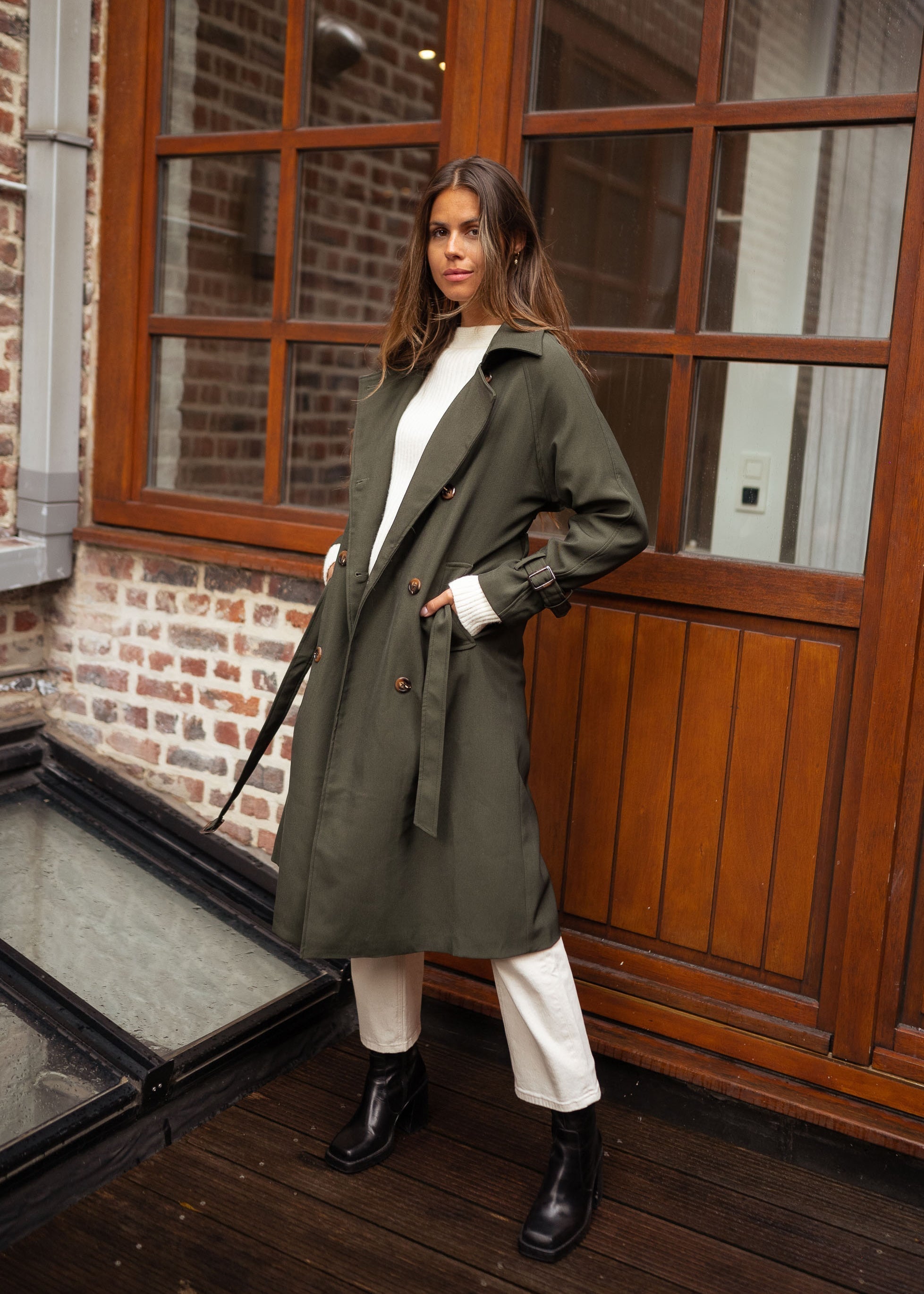 Women’s Refined Trench Coat with Classic Lapel Design